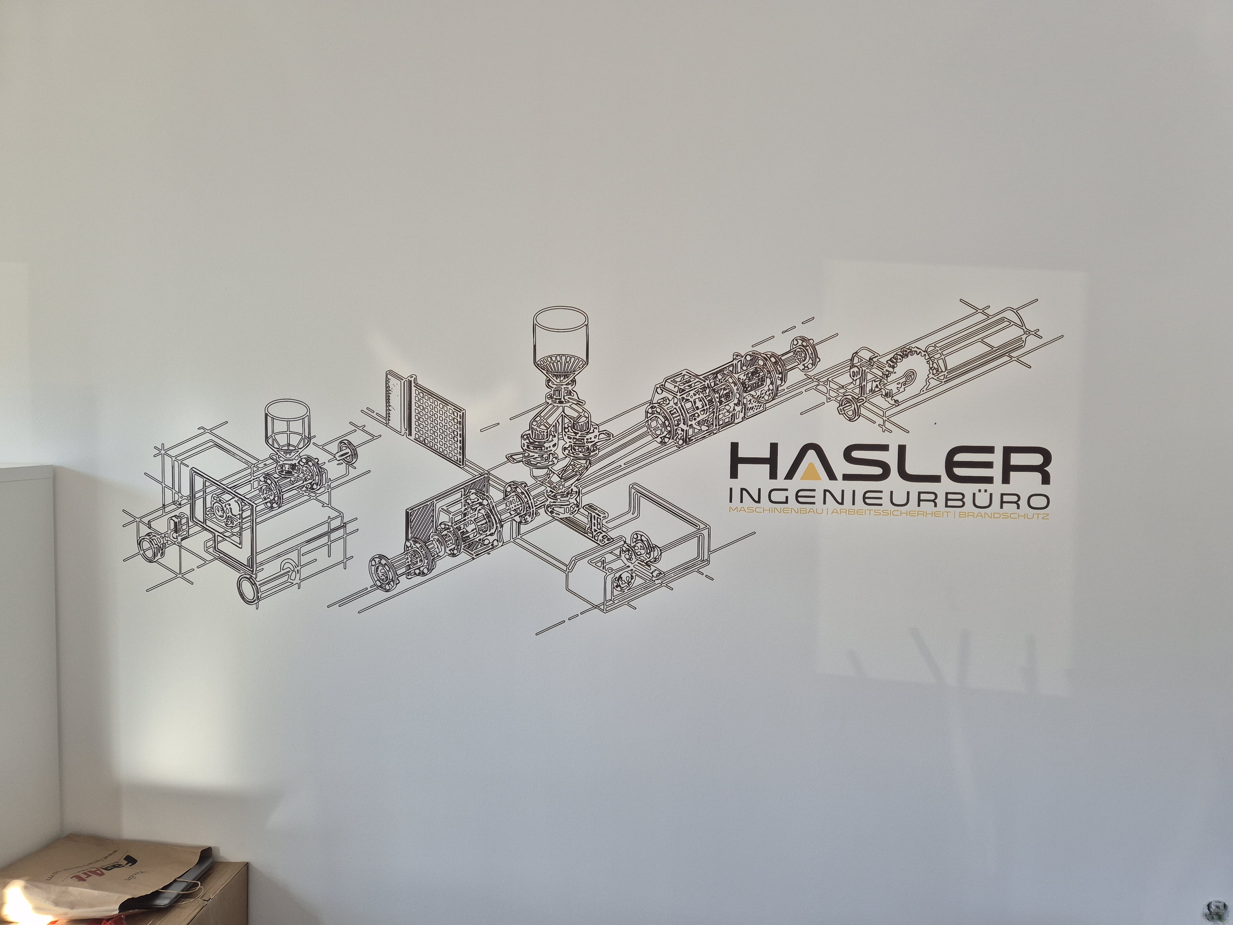 HASLER INGENIEURBUeRO feine Maschinenlinienzeichnung Logo rechts - Büro & Praxis - WonderWalls UV-Direktdruck