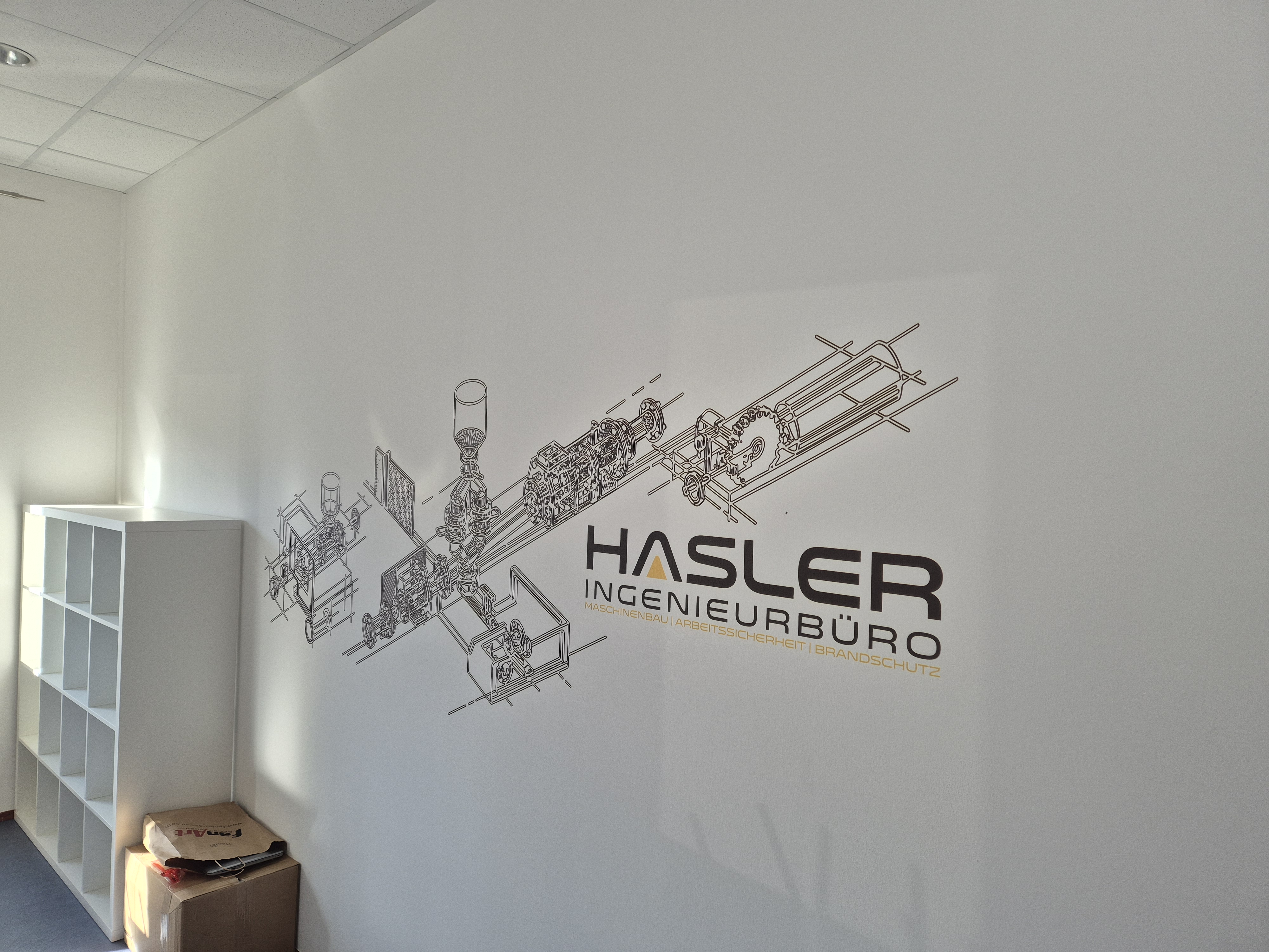 HASLER INGENIEURBUeRO feine Maschinenlinienzeichnung Logo rechts2 - Büro & Praxis - WonderWalls UV-Direktdruck